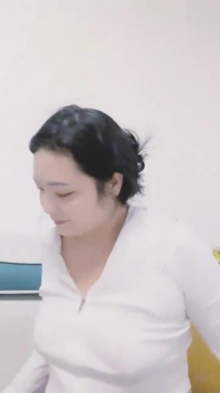 重磅核弹！美女【拉闺蜜下海】高颜值少妇，御姐风骚正当时，家中跟几个男人来回操，无套内射好精彩！ 截图8