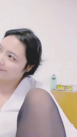 重磅核弹！美女【拉闺蜜下海】高颜值少妇，御姐风骚正当时，家中跟几个男人来回操，无套内射好精彩！ 截图9