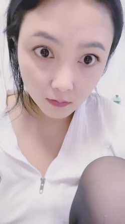 重磅核弹！美女【拉闺蜜下海】高颜值少妇，御姐风骚正当时，家中跟几个男人来回操，无套内射好精彩！ 截图10
