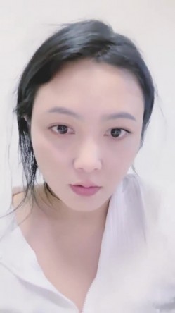 重磅核弹！美女【拉闺蜜下海】高颜值少妇，御姐风骚正当时，家中跟几个男人来回操，无套内射好精彩！ 截图11