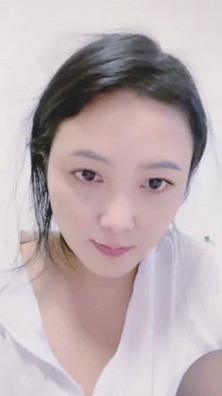 重磅核弹！美女【拉闺蜜下海】高颜值少妇，御姐风骚正当时，家中跟几个男人来回操，无套内射好精彩！ 截图12