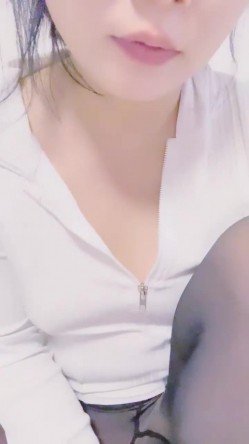 重磅核弹！美女【拉闺蜜下海】高颜值少妇，御姐风骚正当时，家中跟几个男人来回操，无套内射好精彩！ 截图13