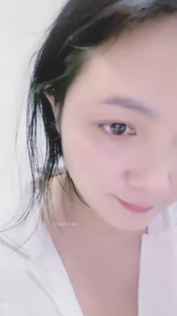 重磅核弹！美女【拉闺蜜下海】高颜值少妇，御姐风骚正当时，家中跟几个男人来回操，无套内射好精彩！ 截图14