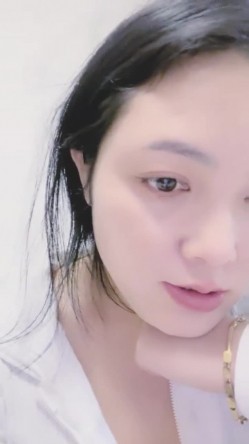 重磅核弹！美女【拉闺蜜下海】高颜值少妇，御姐风骚正当时，家中跟几个男人来回操，无套内射好精彩！ 截图15