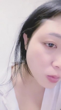重磅核弹！美女【拉闺蜜下海】高颜值少妇，御姐风骚正当时，家中跟几个男人来回操，无套内射好精彩！ 截图16