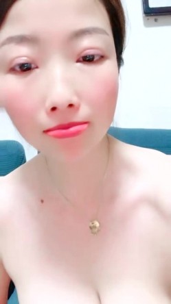 县城的极品小少妇，【小河弯弯】，户外尿尿~道具自慰~无套啪啪~内射口爆吞精 截图3