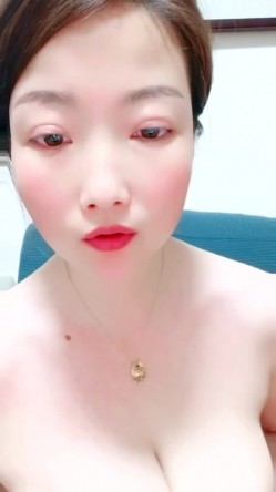 县城的极品小少妇，【小河弯弯】，户外尿尿~道具自慰~无套啪啪~内射口爆吞精 截图16