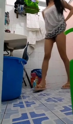 房东浴室偷装摄像头偷拍 ️漂亮女租客蹲在地上尿尿用勺子舀水仔细洗逼逼高清无水印版 截图1