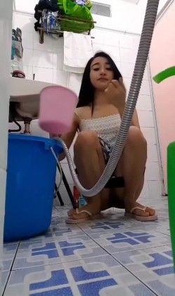 房东浴室偷装摄像头偷拍 ️漂亮女租客蹲在地上尿尿用勺子舀水仔细洗逼逼高清无水印版 截图4
