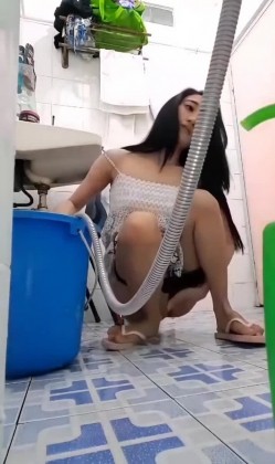 房东浴室偷装摄像头偷拍 ️漂亮女租客蹲在地上尿尿用勺子舀水仔细洗逼逼高清无水印版 截图8
