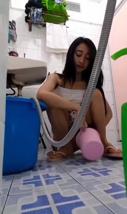房东浴室偷装摄像头偷拍 ️漂亮女租客蹲在地上尿尿用勺子舀水仔细洗逼逼高清无水印版 截图10