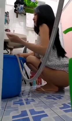 房东浴室偷装摄像头偷拍 ️漂亮女租客蹲在地上尿尿用勺子舀水仔细洗逼逼高清无水印版 截图13