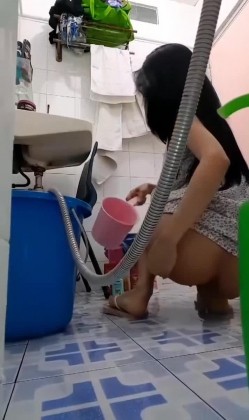 房东浴室偷装摄像头偷拍 ️漂亮女租客蹲在地上尿尿用勺子舀水仔细洗逼逼高清无水印版 截图15