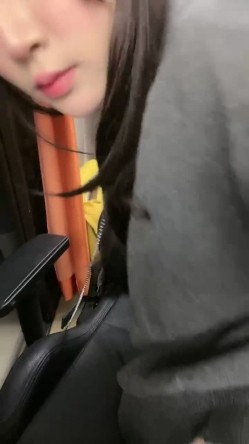 撸管推荐！校花级别女神~【京鱼鱼】道具狂插！淫水喷不停~！~~~给土豪当过小三，这颜值确实够顶，超赞，撸管必备！ 截图1