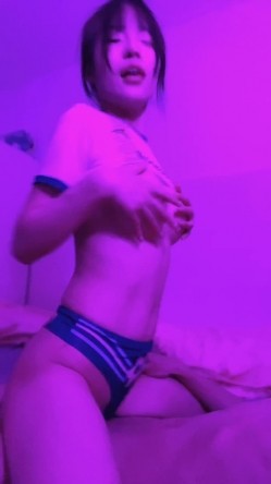 极品00后大胸小母狗与男友做爱自拍流出 截图8