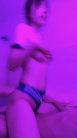 极品00后大胸小母狗与男友做爱自拍流出 截图9