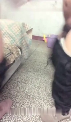 真实刺激 强上嫂子 被嫂子拳打脚腿 还是被扒了裤子压在身下猛干 嫂子抵不住快感橛起屁股后入 截图2