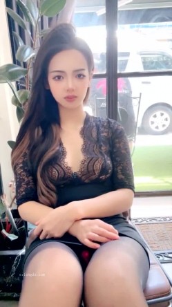 顶级女神~【琪琪】商场露出又美又骚，尺度大胆子更大，川流不息咖啡馆里，穿超短裙塞跳蛋露逼 截图1