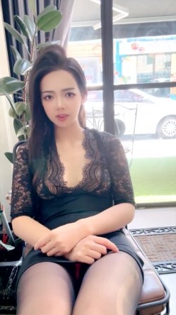 顶级女神~【琪琪】商场露出又美又骚，尺度大胆子更大，川流不息咖啡馆里，穿超短裙塞跳蛋露逼 截图6