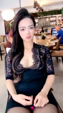 顶级女神~【琪琪】商场露出又美又骚，尺度大胆子更大，川流不息咖啡馆里，穿超短裙塞跳蛋露逼 截图7