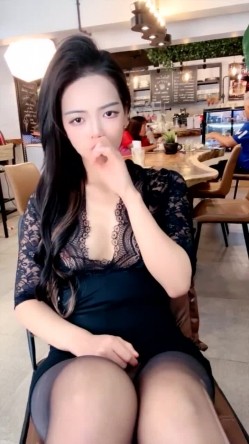 顶级女神~【琪琪】商场露出又美又骚，尺度大胆子更大，川流不息咖啡馆里，穿超短裙塞跳蛋露逼 截图10