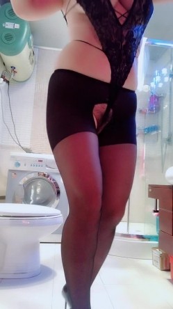 肤白貌美奶大臀圆的极品熟女好姐风骚艳舞 三点尽露超大尺度带来不一样的极致诱惑 截图11
