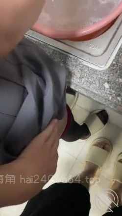 【海角原创】继父射完到我射，在继父隔壁内射骚妈 截图2