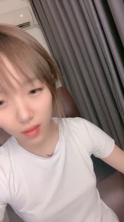 颜值区下海短发美女！满背漂亮纹身！小尺度秀一下，脱光光细腰美乳，随着音乐扭腰摆臀 截图2