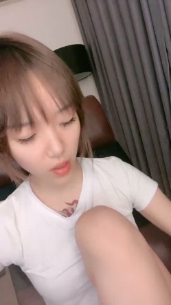 颜值区下海短发美女！满背漂亮纹身！小尺度秀一下，脱光光细腰美乳，随着音乐扭腰摆臀 截图4