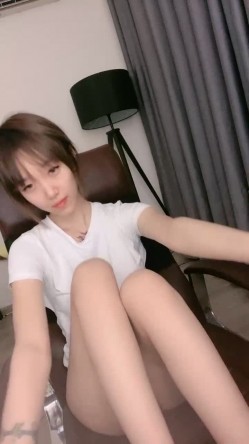 颜值区下海短发美女！满背漂亮纹身！小尺度秀一下，脱光光细腰美乳，随着音乐扭腰摆臀 截图6