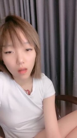 颜值区下海短发美女！满背漂亮纹身！小尺度秀一下，脱光光细腰美乳，随着音乐扭腰摆臀 截图8