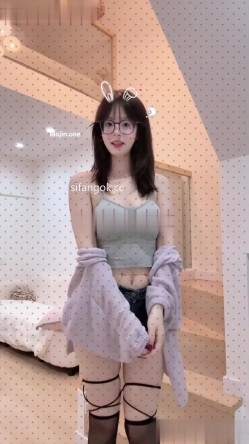【抖音泄密】，40万粉眼镜顶级美女【小今大王】露点，自摸，掰B特写，反差感强，少女身材超诱人！ 截图9