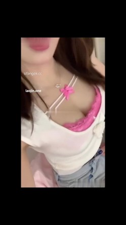 【抖音泄密】，40万粉眼镜顶级美女【小今大王】露点，自摸，掰B特写，反差感强，少女身材超诱人！ 截图11