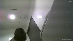 大神潜入大学女厕偷拍舞蹈社团的学妹尿尿换衣 截图4