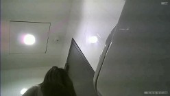大神潜入大学女厕偷拍舞蹈社团的学妹尿尿换衣 截图5