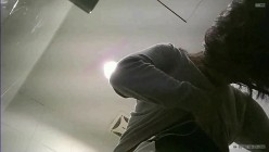 大神潜入大学女厕偷拍舞蹈社团的学妹尿尿换衣 截图7