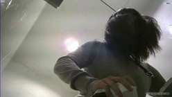 大神潜入大学女厕偷拍舞蹈社团的学妹尿尿换衣 截图8