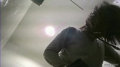 大神潜入大学女厕偷拍舞蹈社团的学妹尿尿换衣 截图9