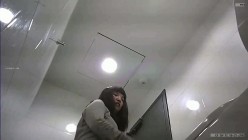 大神潜入大学女厕偷拍舞蹈社团的学妹尿尿换衣 截图11