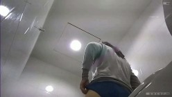 大神潜入大学女厕偷拍舞蹈社团的学妹尿尿换衣 截图13