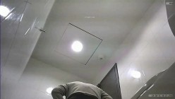 大神潜入大学女厕偷拍舞蹈社团的学妹尿尿换衣 截图14