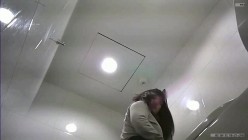 大神潜入大学女厕偷拍舞蹈社团的学妹尿尿换衣 截图15
