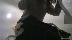 大神潜入大学女厕偷拍舞蹈社团的学妹尿尿换衣 截图16