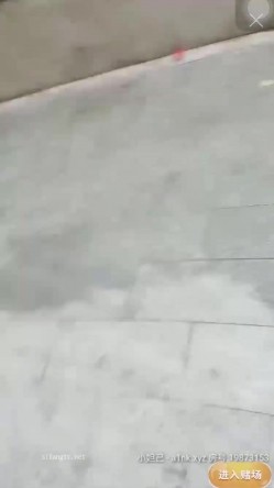 极品户外一姐，户外女神真空大黑牛勾搭路人 街边人前喷射裤子全湿跳蛋给陌生人玩[ 截图1