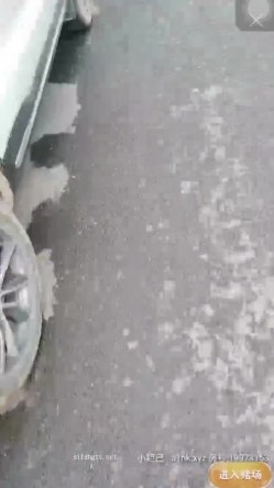 极品户外一姐，户外女神真空大黑牛勾搭路人 街边人前喷射裤子全湿跳蛋给陌生人玩[ 截图2