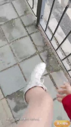 极品户外一姐，户外女神真空大黑牛勾搭路人 街边人前喷射裤子全湿跳蛋给陌生人玩[ 截图4
