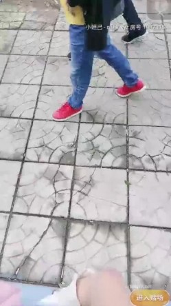 极品户外一姐，户外女神真空大黑牛勾搭路人 街边人前喷射裤子全湿跳蛋给陌生人玩[ 截图6