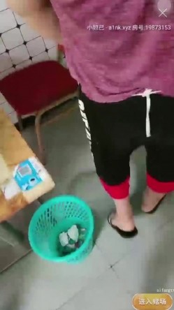 极品户外一姐，户外女神真空大黑牛勾搭路人 街边人前喷射裤子全湿跳蛋给陌生人玩[ 截图9