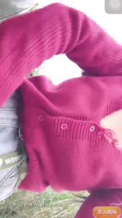 极品户外一姐，户外女神真空大黑牛勾搭路人 街边人前喷射裤子全湿跳蛋给陌生人玩[ 截图12