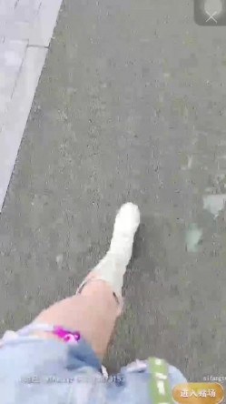 极品户外一姐，户外女神真空大黑牛勾搭路人 街边人前喷射裤子全湿跳蛋给陌生人玩[ 截图13